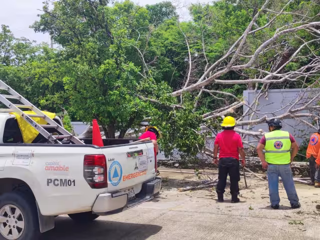 Huracán Beryl causa intermitencias en suministro eléctrico en Campeche.