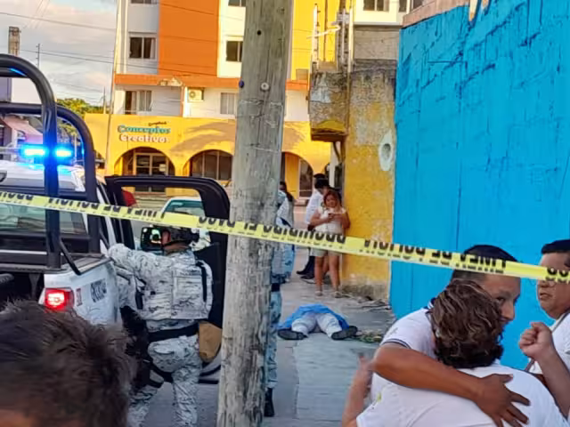 Otros taxistas llegaron a la zona para intentar apoyar al hombre infartado.