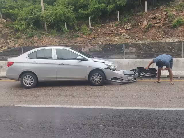 Dos accidentes se suscitaron en la Curva del Diablo Khan