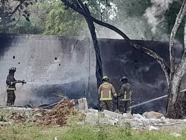 El Heroico Cuerpo de Bomberos de Cancún acudió a controlar la situación.