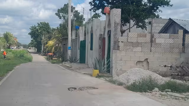 Los negocios aparentan viviendas comunes y trabajan las 24 horas del día, con venta a cualquiera