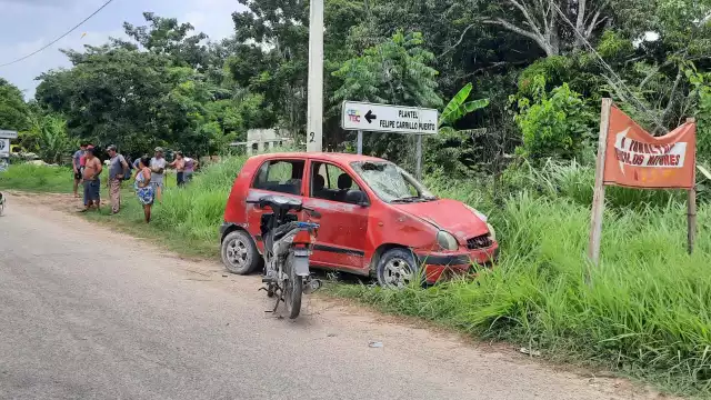 Un accidente en Felipe Carrillo Puerto, Champotón, dejó daños materiales y dos personas lesionadas.