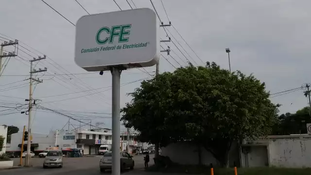 Ciudadanos exigen a la CFE reparar daños por constantes bajones de energía