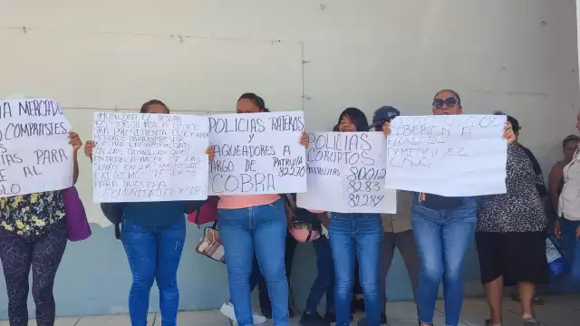 Los vecinos acudieron a las instalaciones para manifestarse por los abusos.