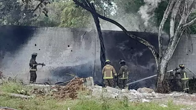 El Heroico Cuerpo de Bomberos de Cancún acudió a controlar la situación.