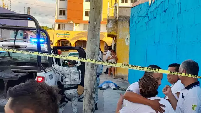 Otros taxistas llegaron a la zona para intentar apoyar al hombre infartado.