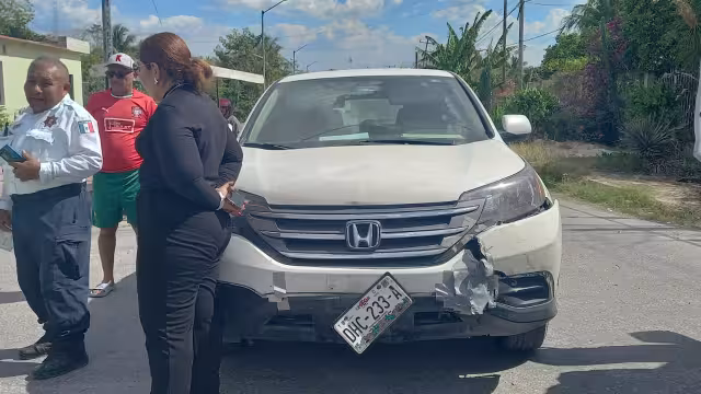 La pasajera sufrió posible fractura en la pierna y ambas fueron trasladadas al hospital IMSS-Bienestar