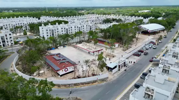 Mara Lezama atiende petición estudiantil y construirá domo en secundaria técnica 19