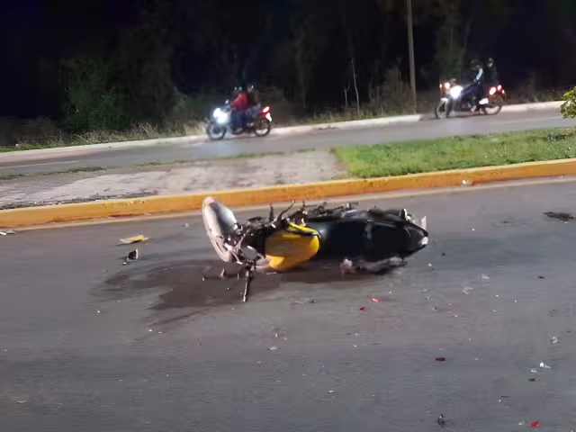 Un motociclista resultó gravemente herido tras impactarse contra un vehículo que se dio a la fuga