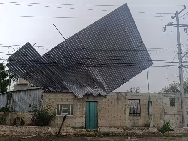 Vientos y lluvia levantan techo de vivienda en Campeche; zona en riesgo
