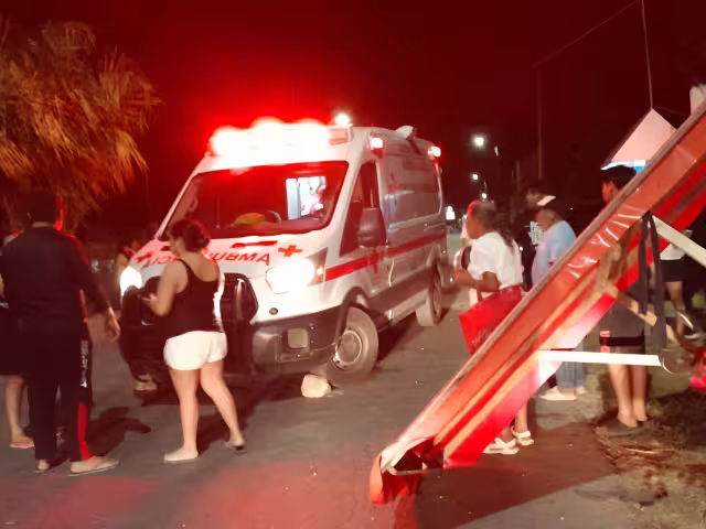 Motociclista ebrio pierde dedos y causa daños tras derrapar y estrellarse contra vehículos