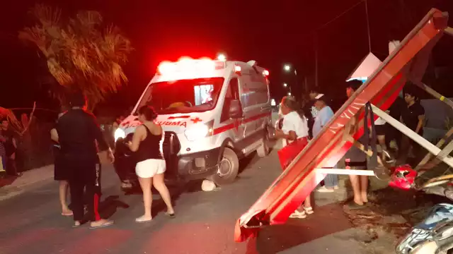 Motociclista ebrio pierde dedos y causa daños tras derrapar y estrellarse contra vehículos