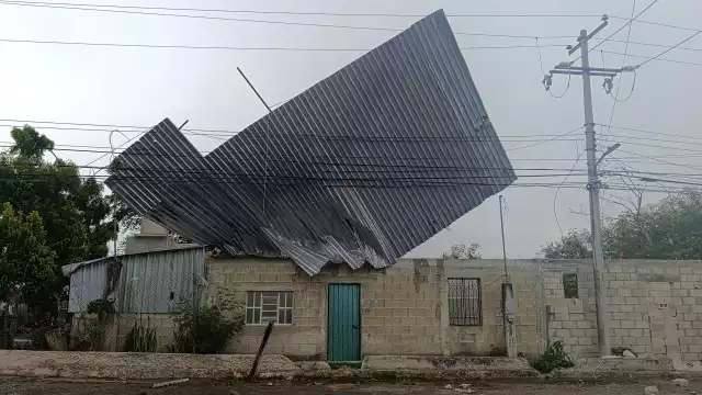 Vientos y lluvia levantan techo de vivienda en Campeche; zona en riesgo