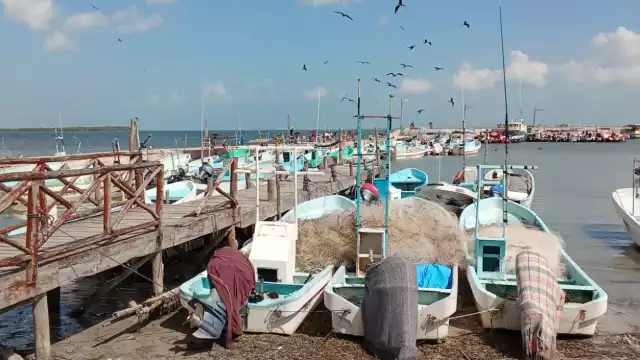 Según el reporte, los hombres cayeron del buque a 33 millas de náuticas de la isla.