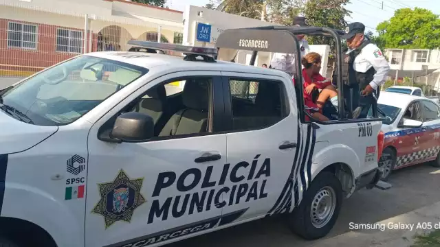 Detienen a mujer por robo de una cartera  en interior de taxi.