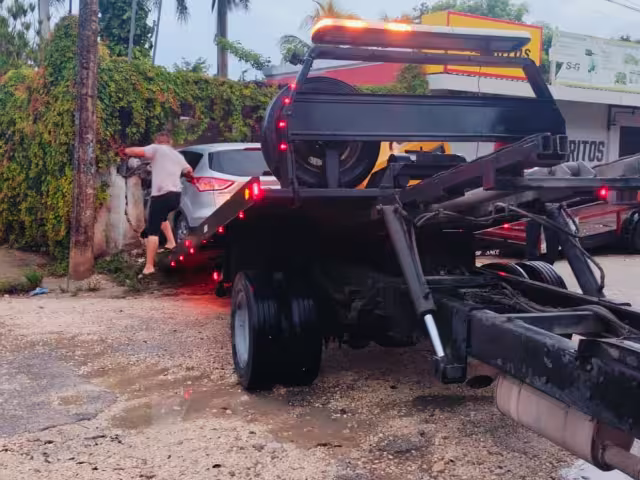 Durante el trayecto la conductora de la camioneta no se percató que en otro carril de frente circulaba una motocicleta