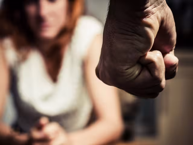 La fémina fue encontrada inconsciente en la vía pública y trasladada de emergencia al hospital general