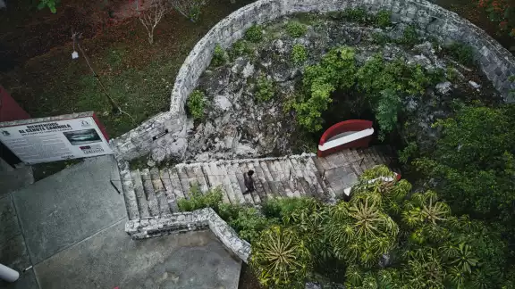 El cenote de Sambulá, ubicado en Motul es uno de los más pequeños del estado de Yucatán El cenote de Sambulá, ubicado en Motul es uno de los más pequeños del estado de Yucatán