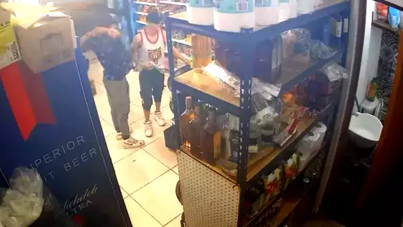 De acuerdo con los testigos, el par de presuntos ladrones huyó a bordo de bicicletas De acuerdo con los testigos, el par de presuntos ladrones huyó a bordo de bicicletas