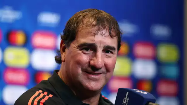 Néstor Lorenzo, entrenador de Colombia, expresando su preocupación sobre el show de Shakira en la conferencia de prensa previa a la final de la Copa América 2024.