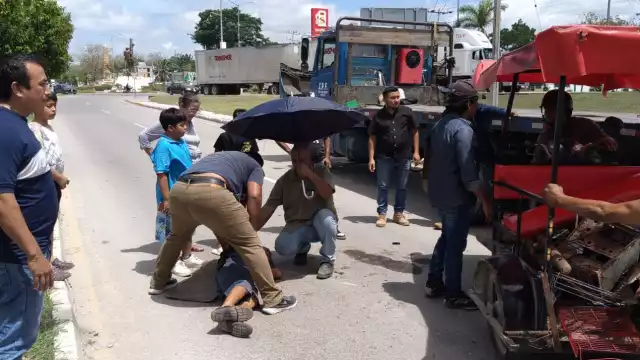 Un adulto mayor sufrió varios golpes en el cuerpo tras volcarse el mototaxi que conducía en la colonia Unidad Esfuerzo y Trabajo 2, Escárcega