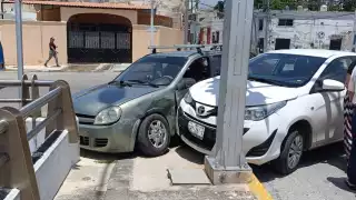 Fuerte choque en Campeche deja pérdidas de regular cuantía y congestionamiento vehicular 