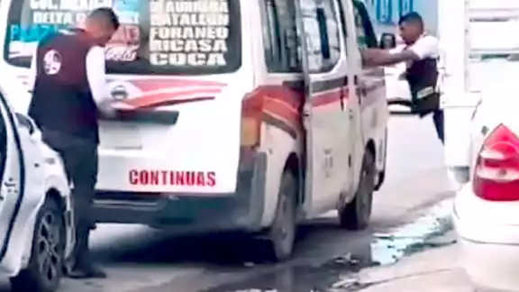 Los elementos del Instituto le habían quitado la placa trasera a la unidad de transporte, pero tras la posible transacción, éstos la volvieron a colocar en la van