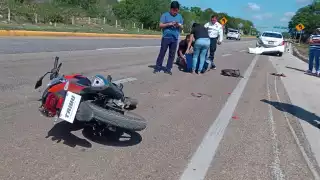 Motociclistas se fractura en el tobillo tras chocar por alcance en la Mérida–Campeche