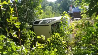 Vehículo aparece volcado en la carretera a Puerta al Mar en Felipe Carrillo Puerto; conductor huyó