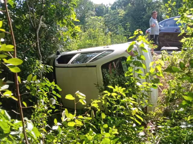 La unidad terminó volcada cuando el conductor intentó estacionarse en sentido contrario