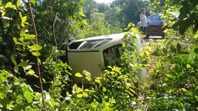 La unidad terminó volcada cuando el conductor intentó estacionarse en sentido contrario