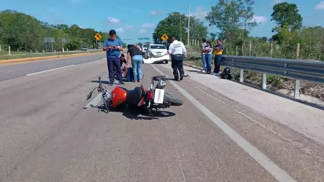 Un motociclista resultó lesionado tras chocar por alcance contra un vehículo en la carretera Mérida–Campeche.