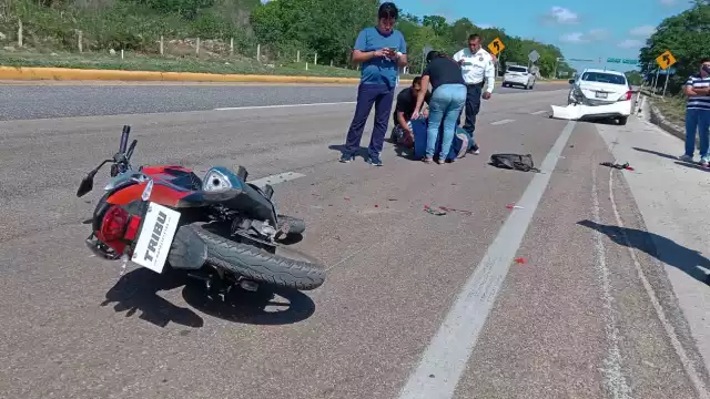 Motociclista de Tenabo sufre fuerte lesión tras colisión en Xcuncheil
