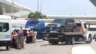 Aeropuerto de Cancún: Al menos 30 vehículos han sido remolcados tras inicio del operativo contra el transporte ilegal