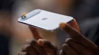 Apple presenta el iPhone 17 en busca de nuevos "aires" y una "revolución" de  IA; precios, características y fecha