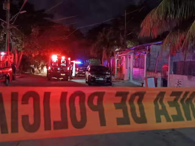 Los familiares de la víctima fueron sacados de la vivienda por las autoridades