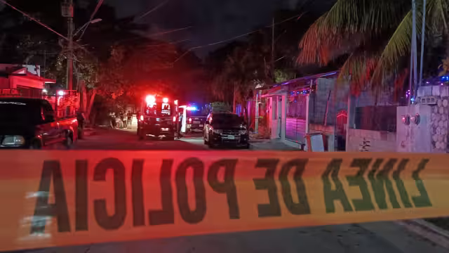 Los familiares de la víctima fueron sacados de la vivienda por las autoridades