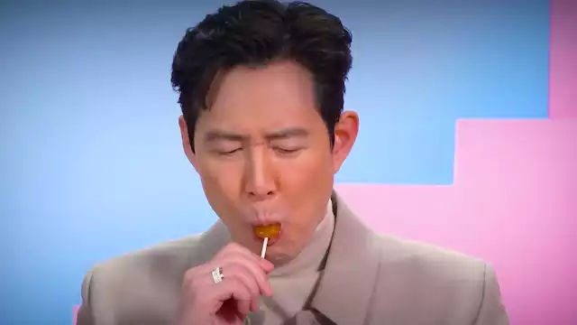 Actores de El Juego del Calamar prueban dulces mexicanos.