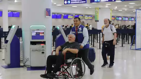 El personal del aeropuerto de Cancún lo ayudo a trasladarse por el lugar con una silla de ruedas El personal del aeropuerto de Cancún lo ayudo a trasladarse por el lugar con una silla de ruedas