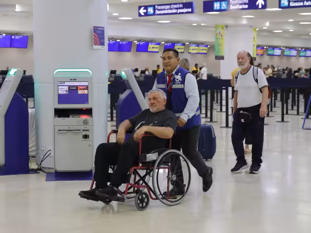 El personal del aeropuerto de Cancún lo ayudo a trasladarse por el lugar con una silla de ruedas