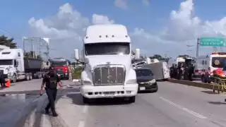 Trailero provoca una carambola en la carretera Mérida-Cancún 