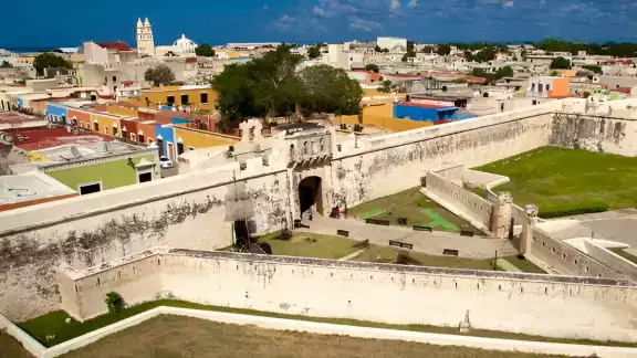 Campeche es la única ciudad amurallada de México, construida en el siglo XVII para defenderse de los piratas. Campeche es la única ciudad amurallada de México, construida en el siglo XVII para defenderse de los piratas.