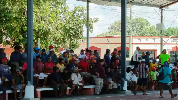 Una comisión de pescadores locales fungieron como la voz de la comunidad. Una comisión de pescadores locales fungieron como la voz de la comunidad.