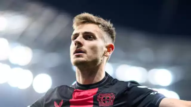 Josip Stanisic permitió que Bayer Leverkusen conservara el invicto ante AS Roma