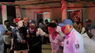 Vecinos enardecidos acorralan a presunto ladrón, y lo entregan a la policía