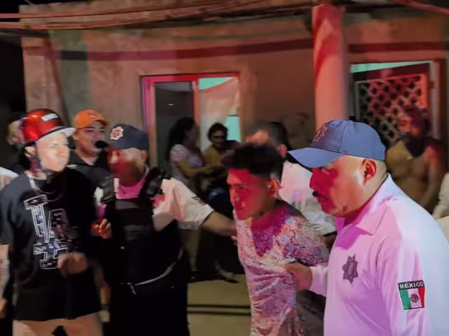 Vecinos enardecidos acorralan a presunto ladrón, y lo entregan a la policía en Hopelchén.