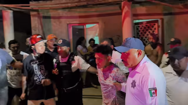 Vecinos enardecidos acorralan a presunto ladrón, y lo entregan a la policía en Hopelchén.