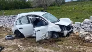 ¡La suerte estuvo de su lado! Salvan la vida tras aparatosa salida de camino
