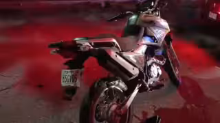 Motociclista presuntamente alcoholizado derrapó en la avenida Siglo XXI.