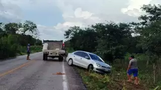 Exceso de velocidad y pavimento mojado provocó que vehículo terminara fuera de la carretera en Calkiní
